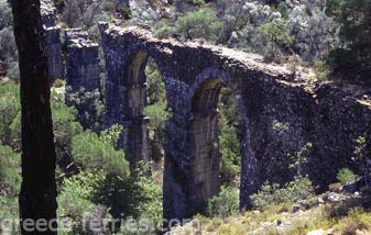 Acueducto romano Lesvos en Egeo Oriental Grecia